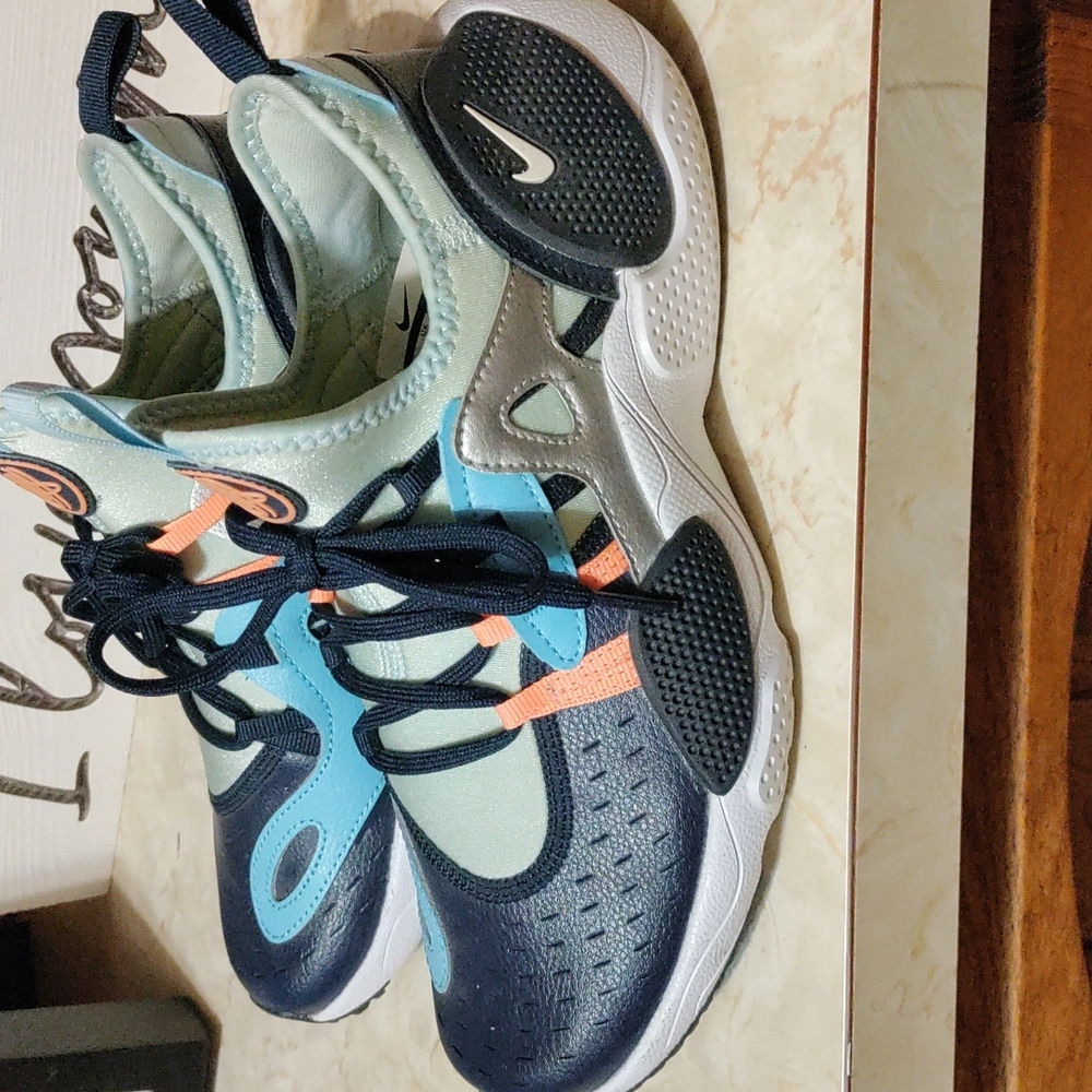Nike - Picture 2 of 4